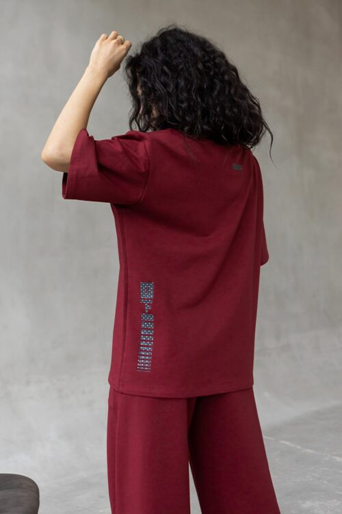 Костюм з футболки OVERSIZE з заниженною лінією плеча та актуальних штанів-палацо виконаних з натуральних матеріалів.